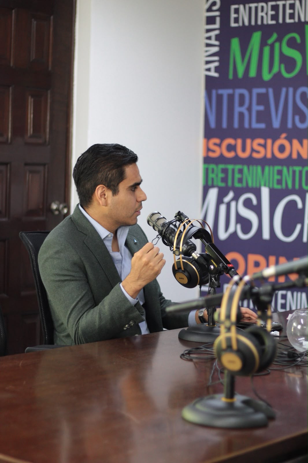 Mr. Bu$iness participando en una entrevista de radio